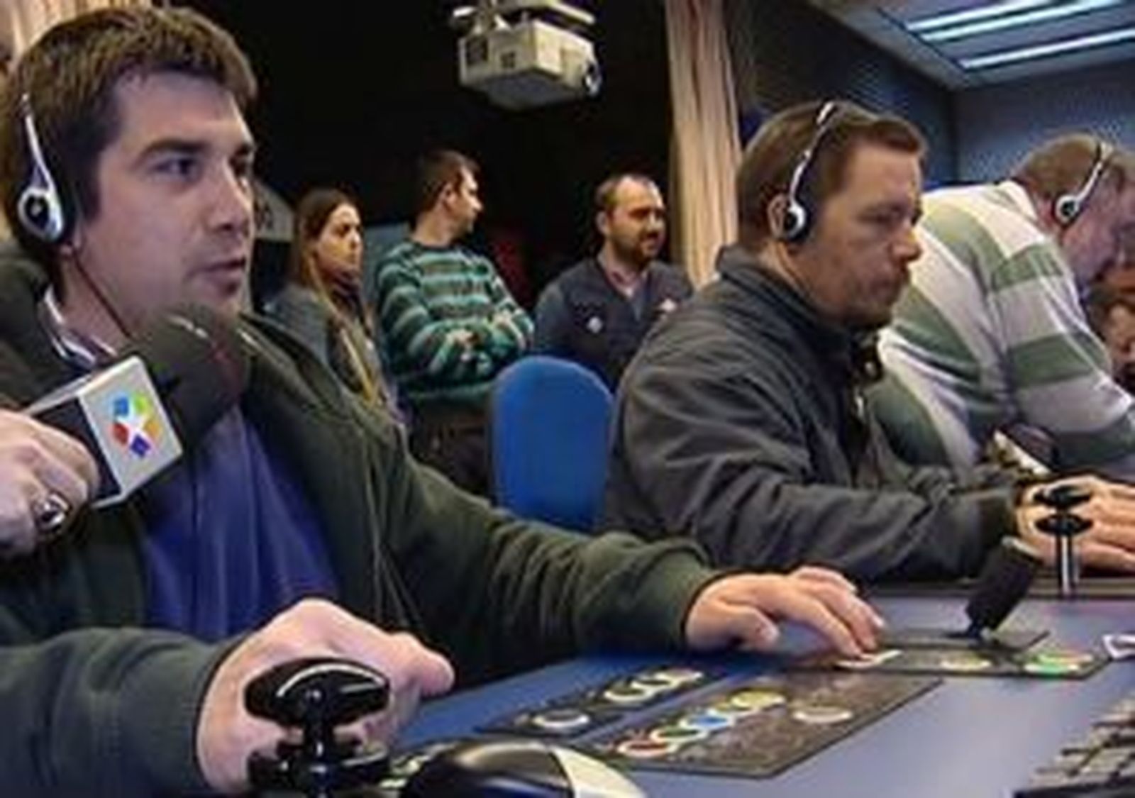 Voluntarios de Metro muestran los simuladores de trenes a personas con autismo