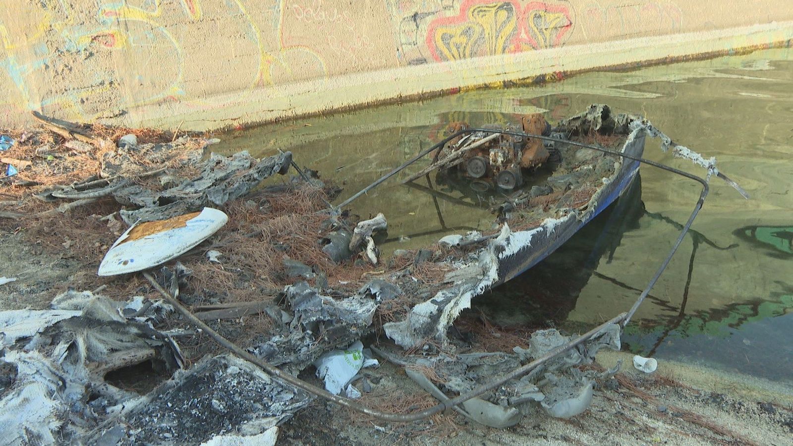 Los dueños de los barcos del pantano de San Juan, indignados: sin acceso ni seguro tras el incendio