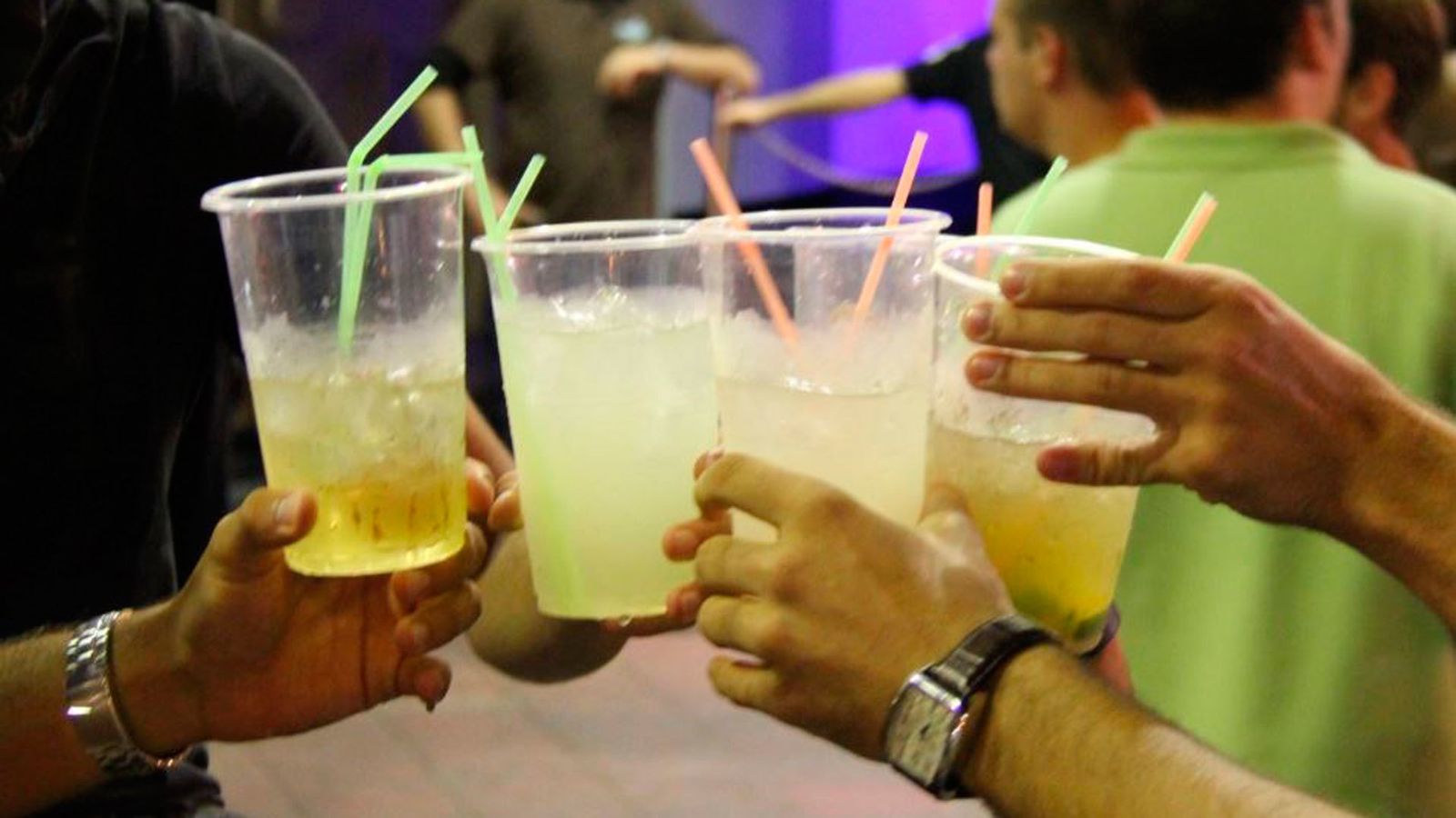Un grupo de amigos brinda en una discoteca