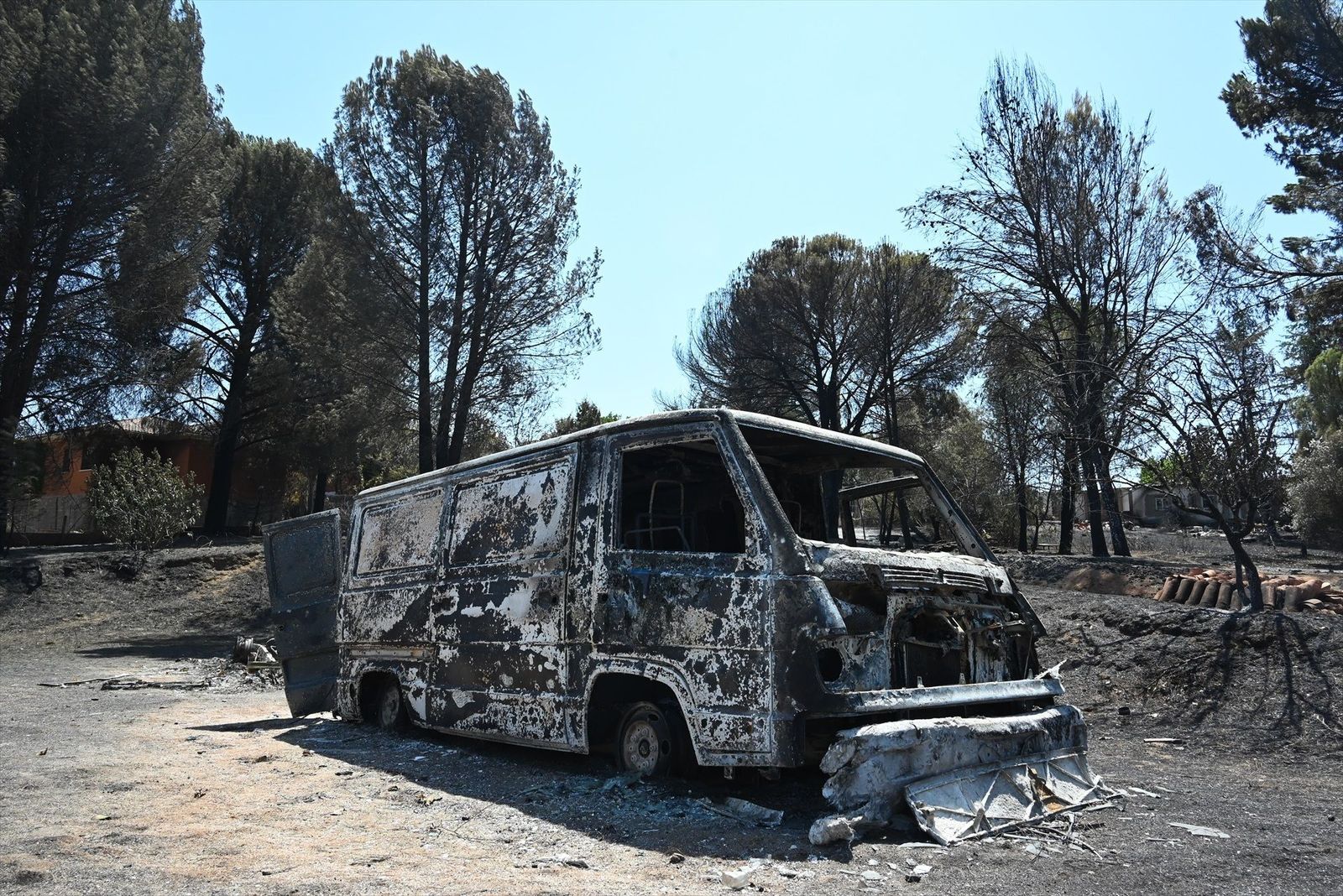 Veinte dotaciones terrestres y 9 medios aéreos refrescan la zona del incendio en Madrid