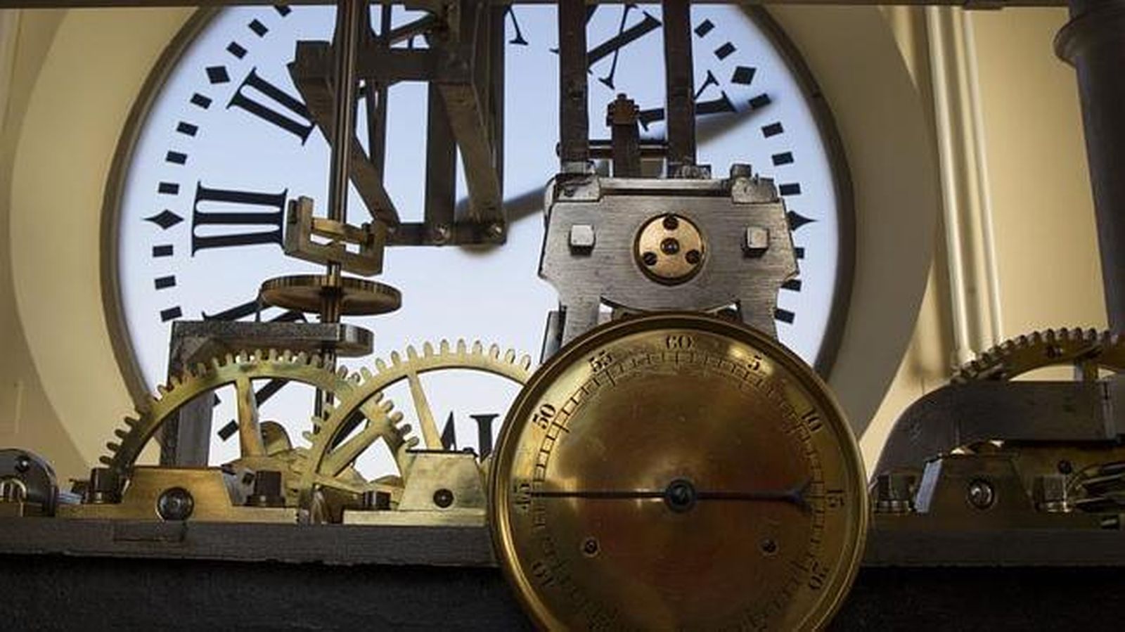 El reloj de Sol, listo para las "preuvas" de este viernes y para "las uvas" del 31