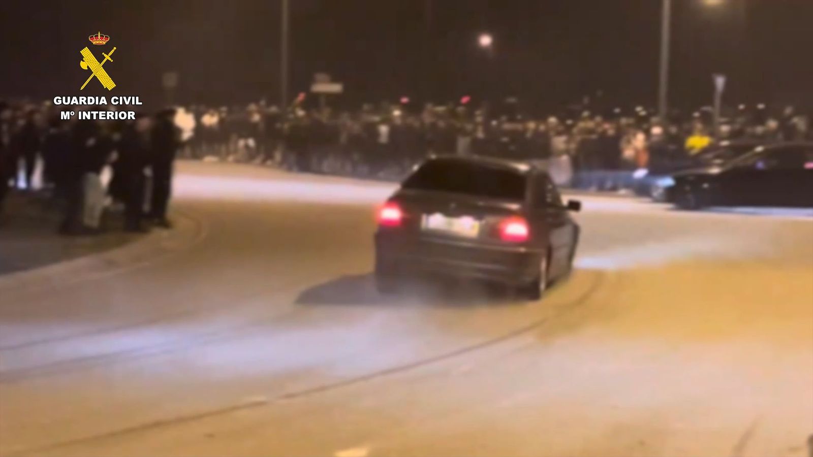 La imprudencia llevada al límite: 200 coches y 600 personas participan en una carrera ilegal de coches en vía pública