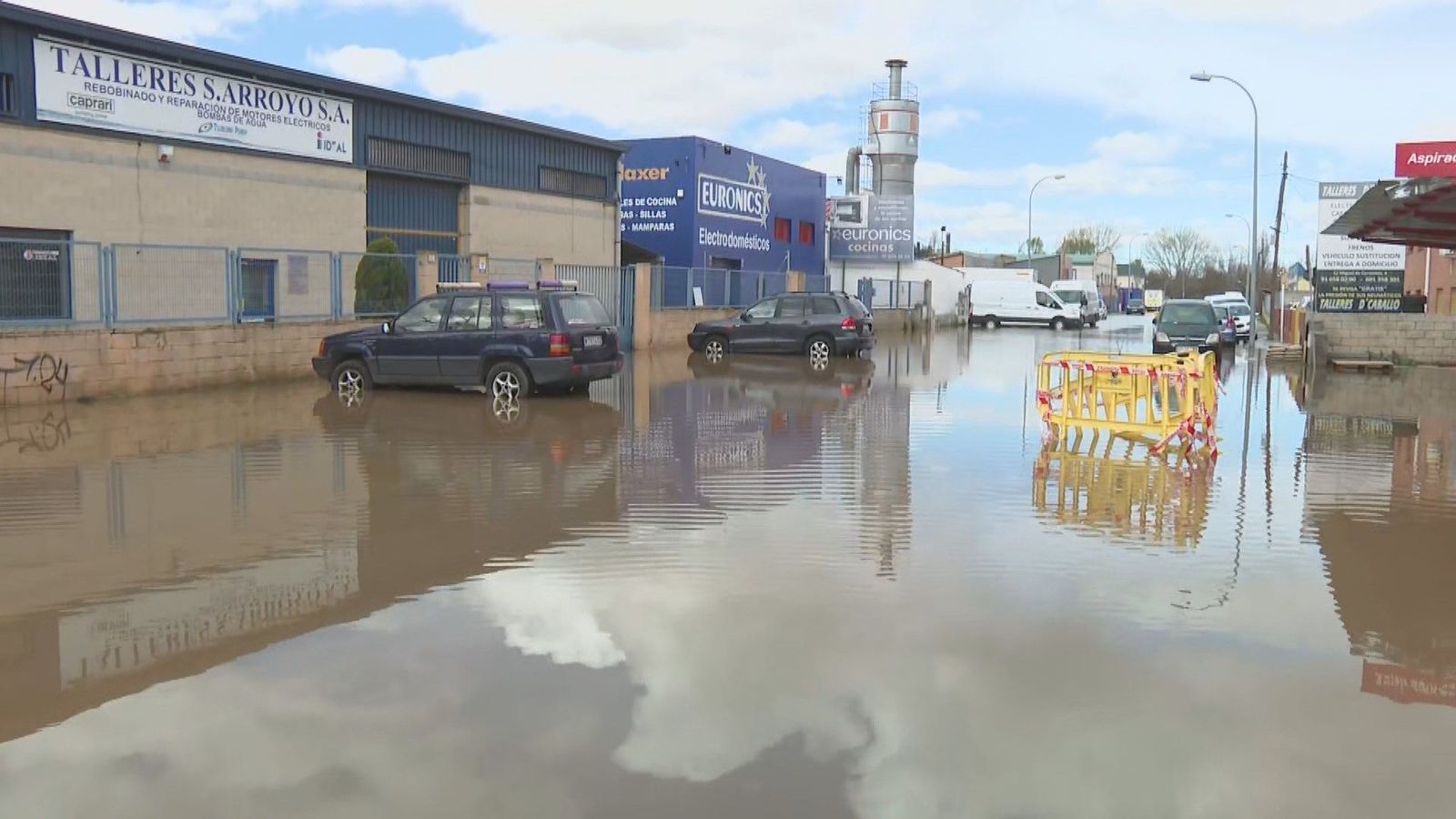 El polígono de Paracuellos lleva dos semanas inundado: "Las pérdidas son incalculables"