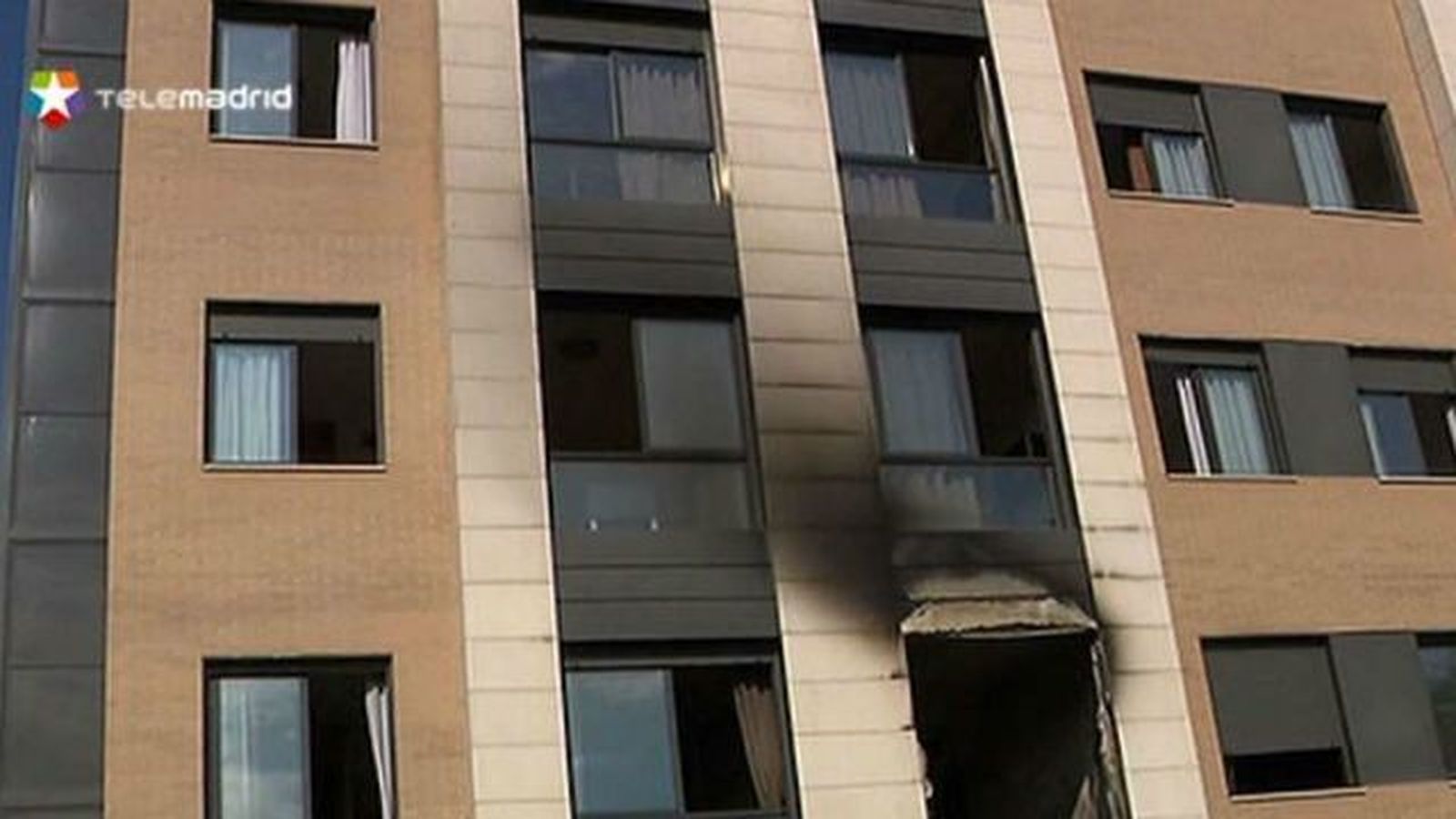Una mujer herida grave y dos niños leves por un incendio en Barajas