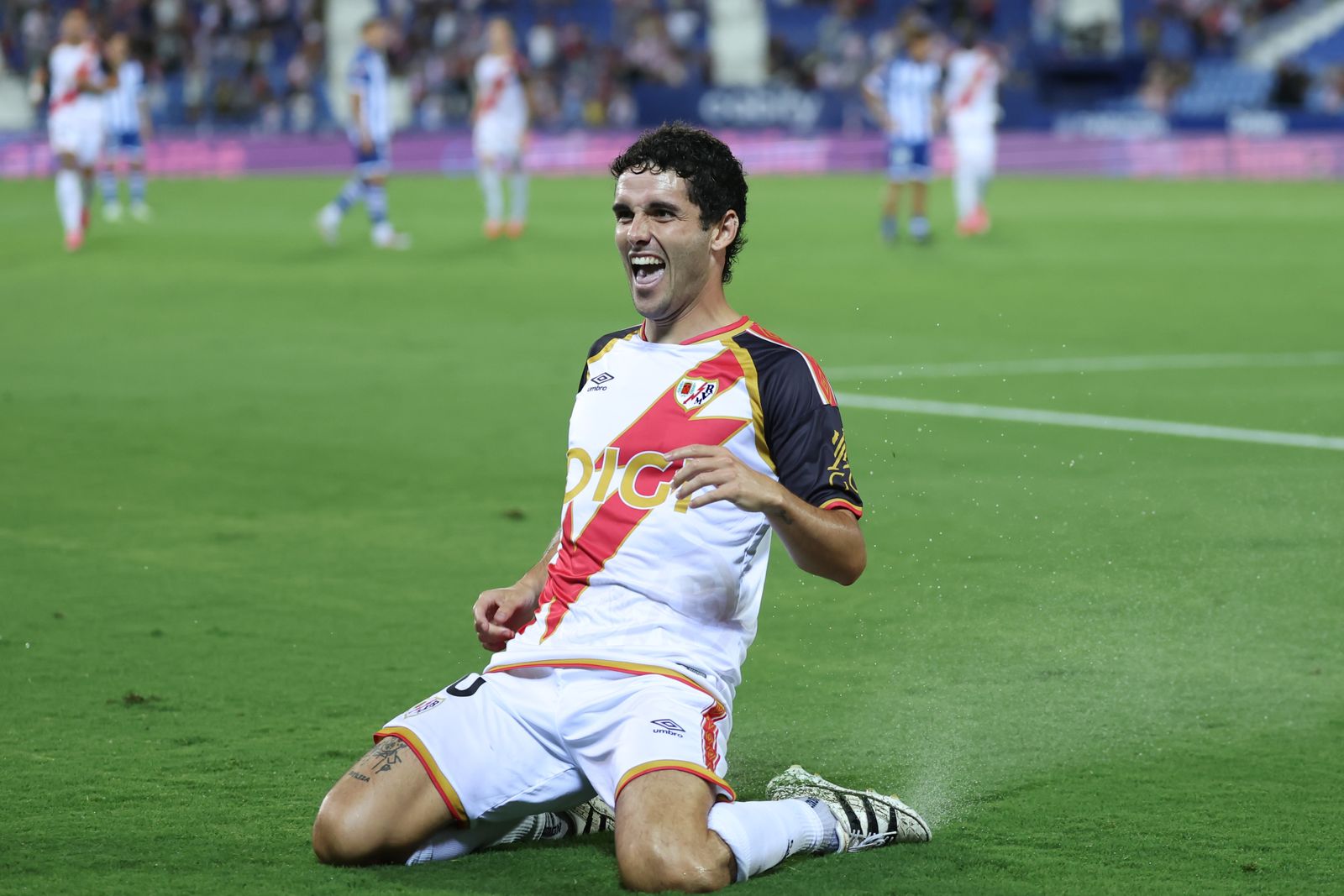 El delantero Sergio Camello celebra su gol ante el Alavés