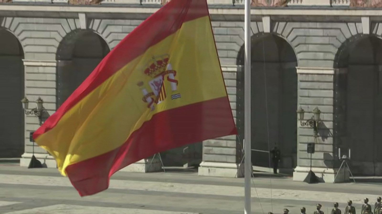 Homenaje a la bandera de España en el Día de la Fiesta Nacional
