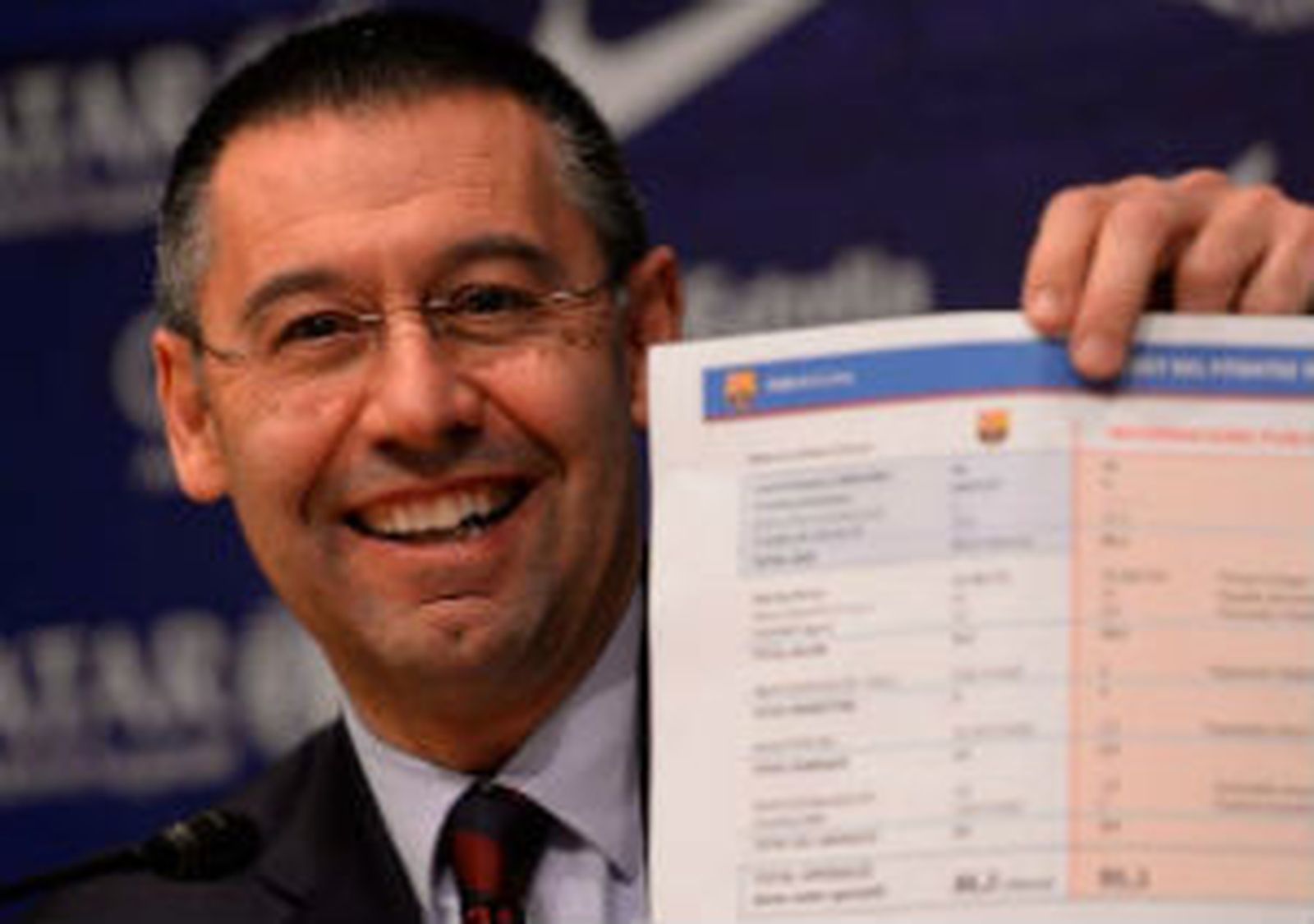 Bartomeu enseña el contrato de Neymar