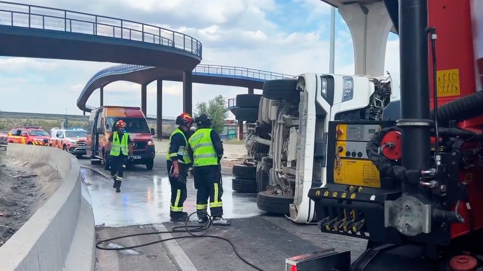Imagen del camión volcado en la salida de la A-3 a la altura de Valdemingómez