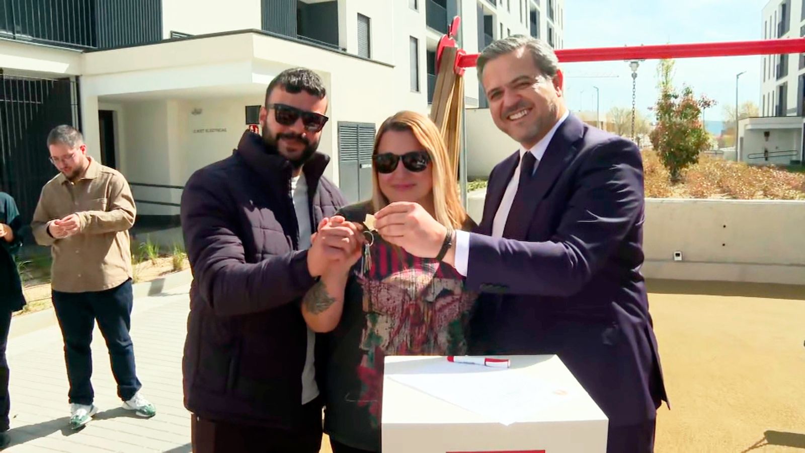 El consejero de Vivienda, Transportes e Infraestructuras, Jorge Rodrigo, durante la entrega de llaves a 166 familias en la calle Josefina Aldecoa