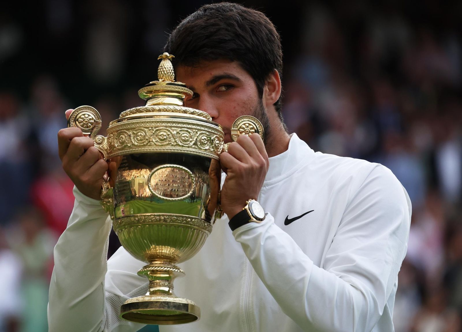 Alcaraz besa su primer trofeo de Wimbledon