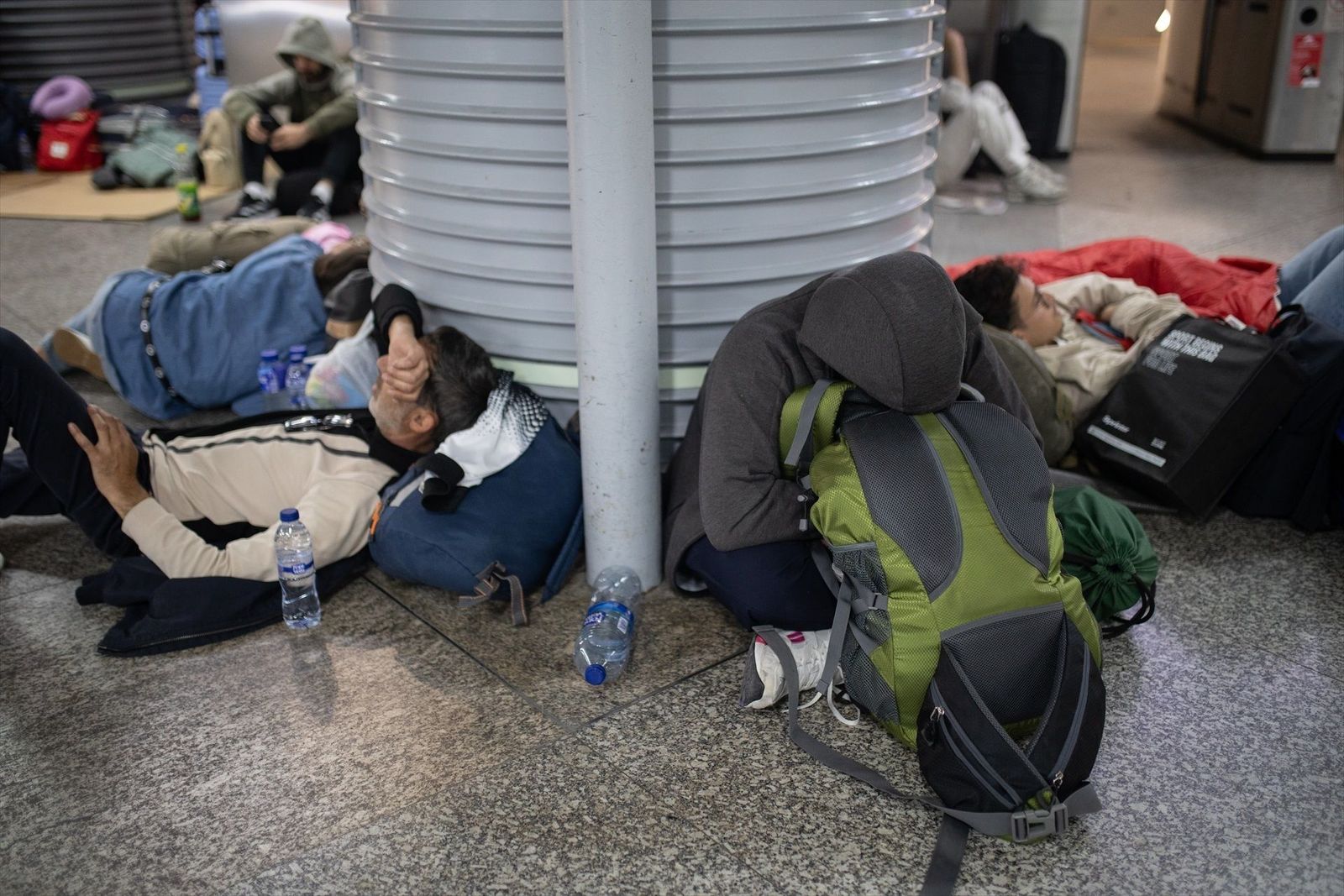 Centenares de pasajeros pasan la noche en Atocha y Chamartín ante la falta de trenes por el apagón eléctrico