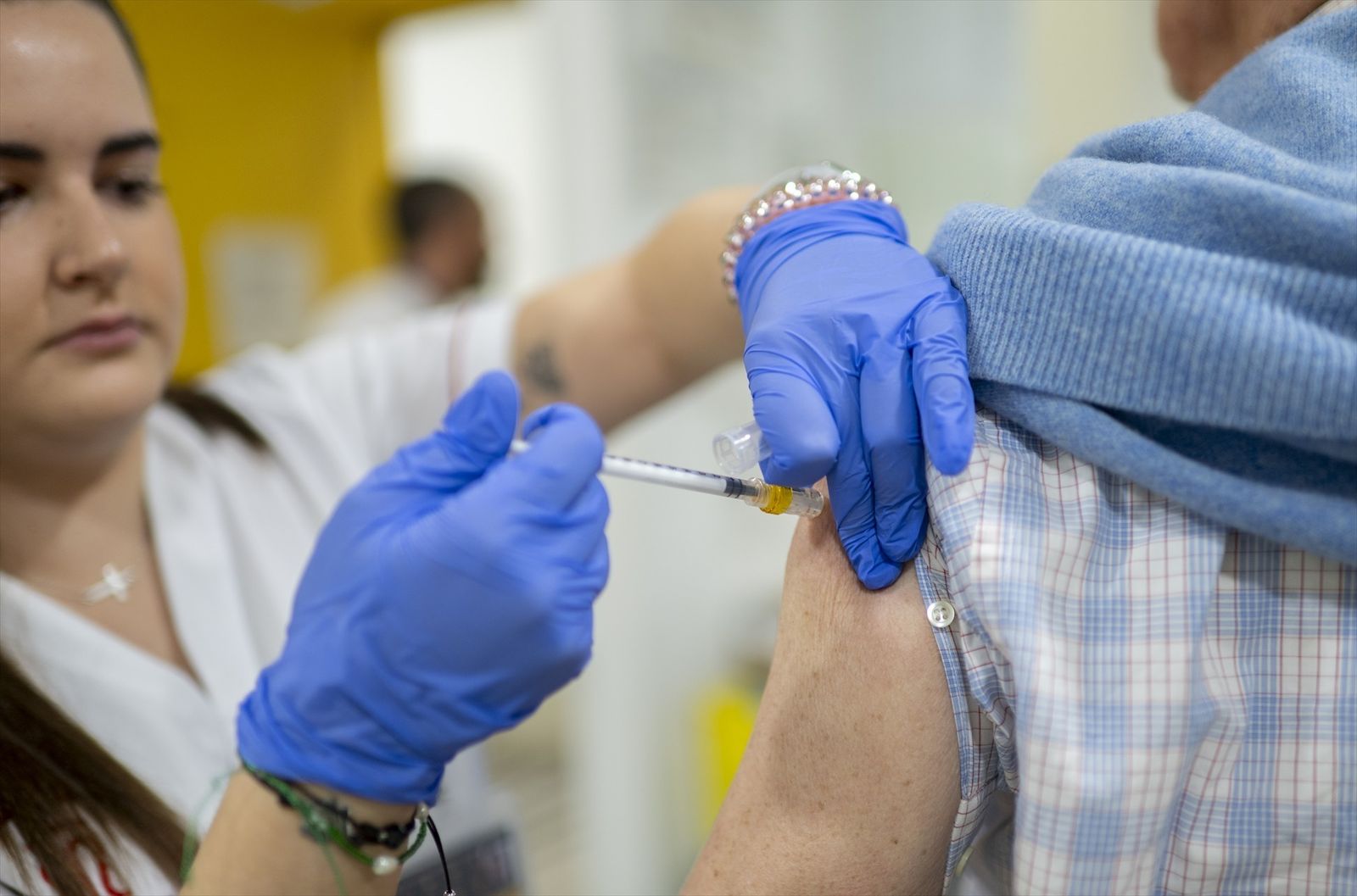 Un hombre se vacuna durante la campaña de vacunación contra la gripe