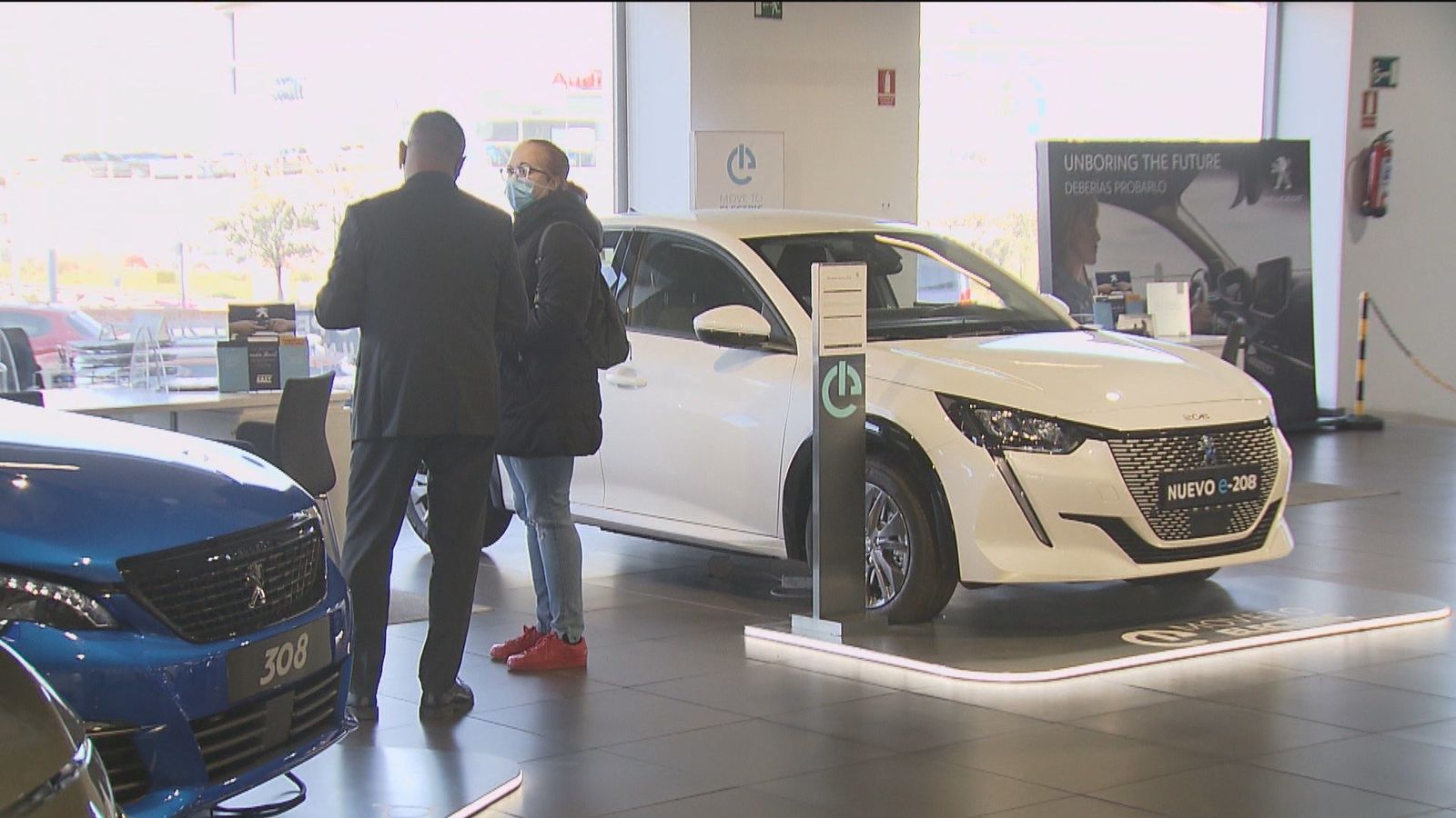 Las matriculaciones de coches en España caen a las cifras de 2014