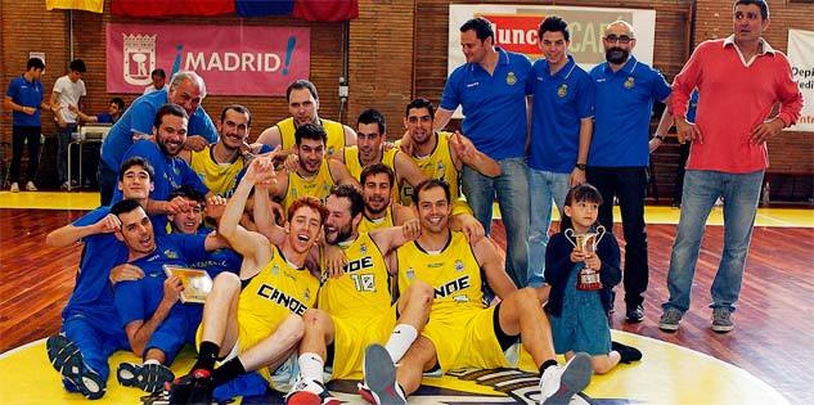 Los jugadores del Real Canoe celebran su ascenso