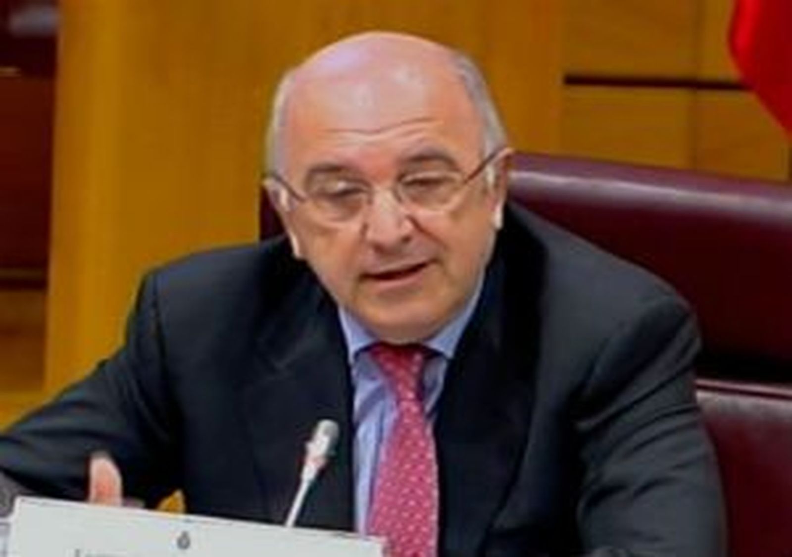 Almunia advierte de que el rescate bancario se traduce en más "vigilancia" a España