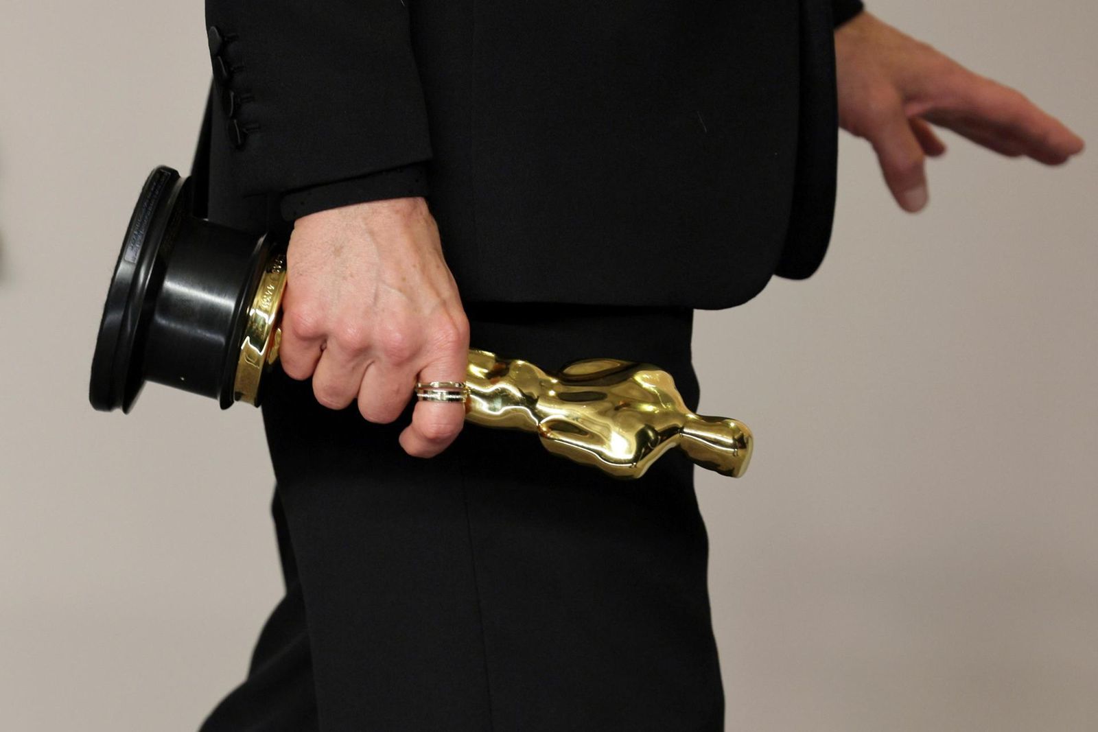 Robert Downey Jr. lleva en la mano su Oscar por Oppenheimer