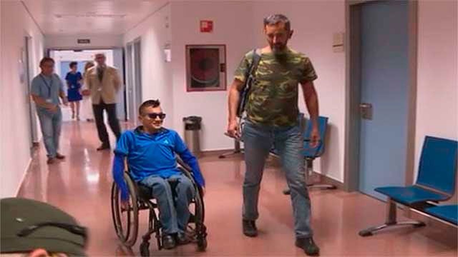 El doctor Cavadas 'une' a un joven "partido en dos", que ya se sienta sin dolor