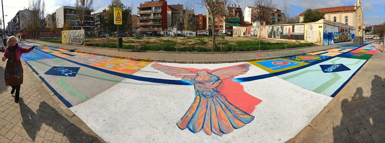 El mural realizado por escolares de Puente de Vallecas para reclamar la paz en el mundo