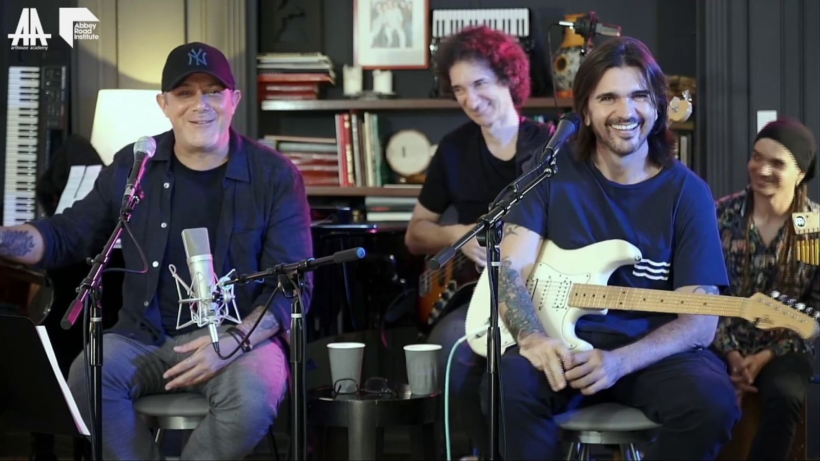 Alejandro Sanz y Juanes durante un concierto online en pleno confinamiento domiciliario