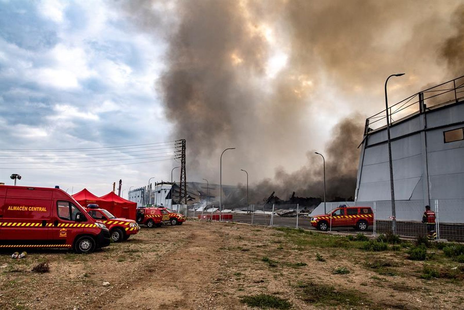 Dan por controlado el incendio de las naves industriales en Seseña