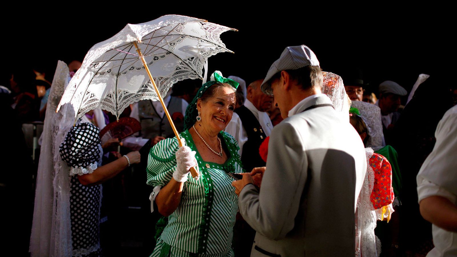 Ambiente festivo en los alrededores de la iglesia de La Paloma