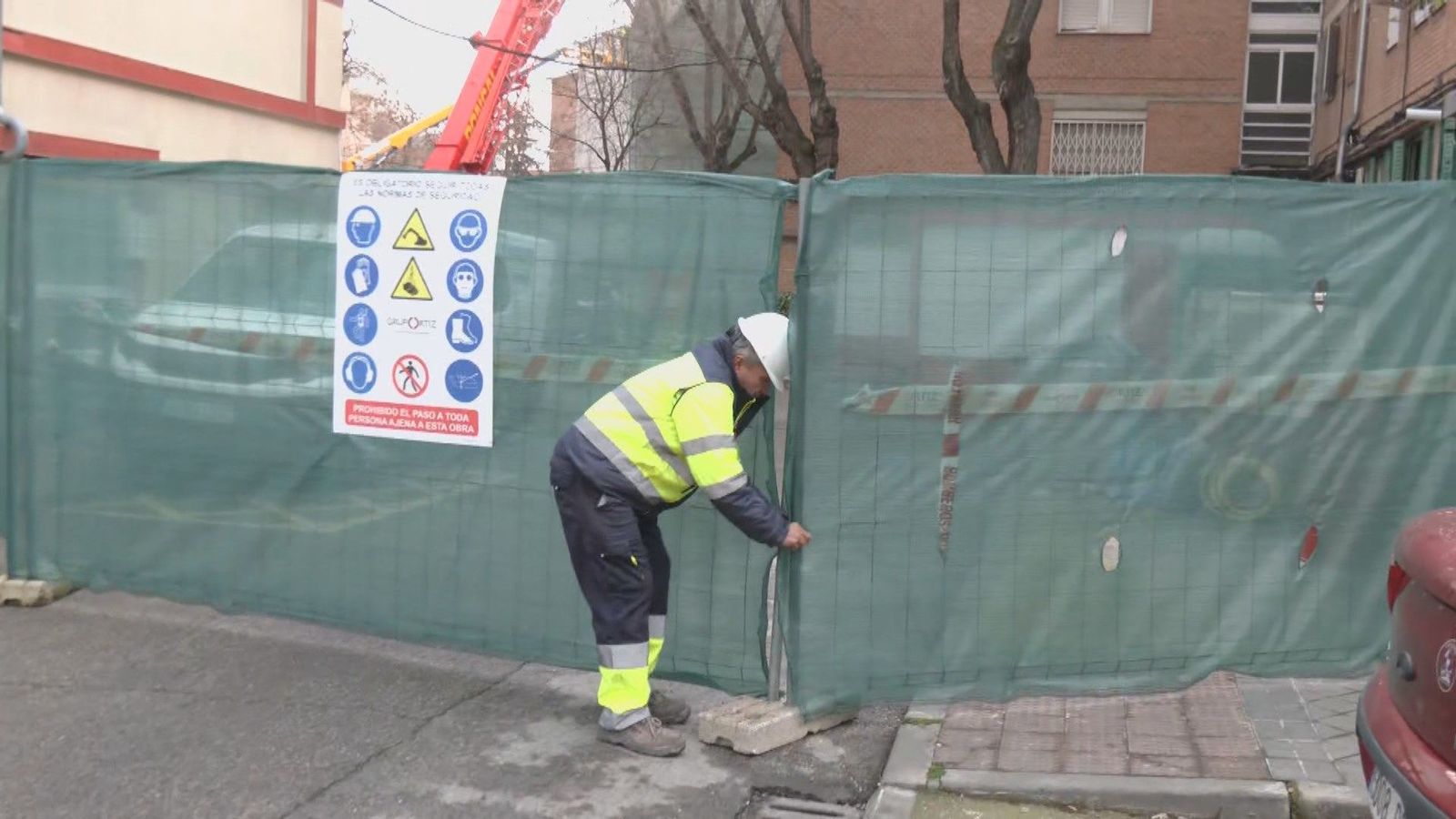 Los vecinos del edificio de Carabanchel acuden a recoger algunas de sus pertenencias