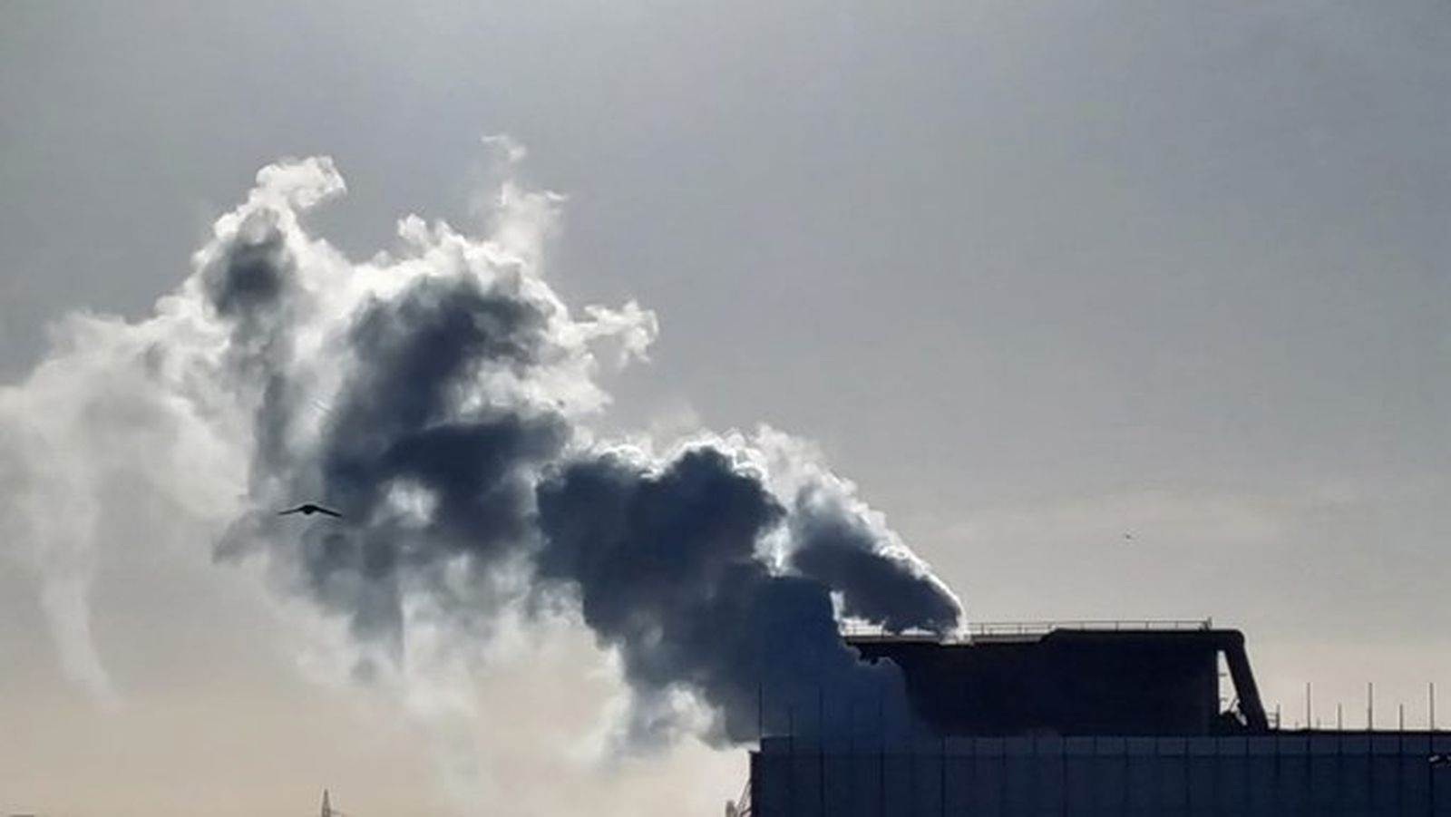 Humo procedente de la factoría de Corrugados Getafe