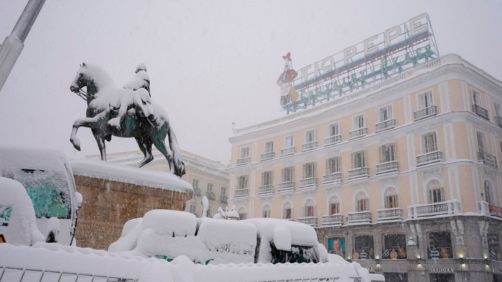 La Puerta del Sol, cubierta bajo la nieve
