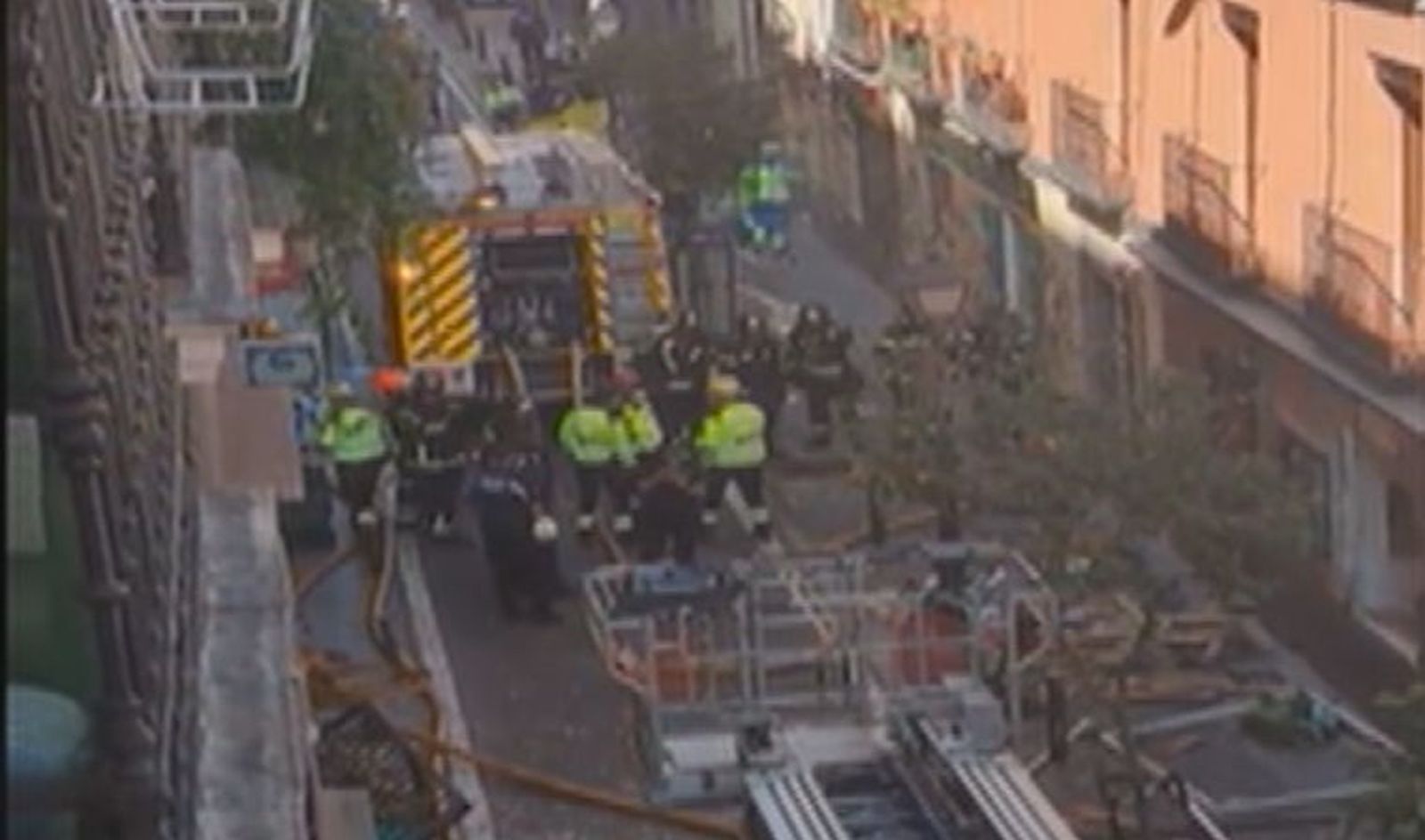 Equipos desplegados en la calle San Vicente Ferrer tras la explosión en un bajo