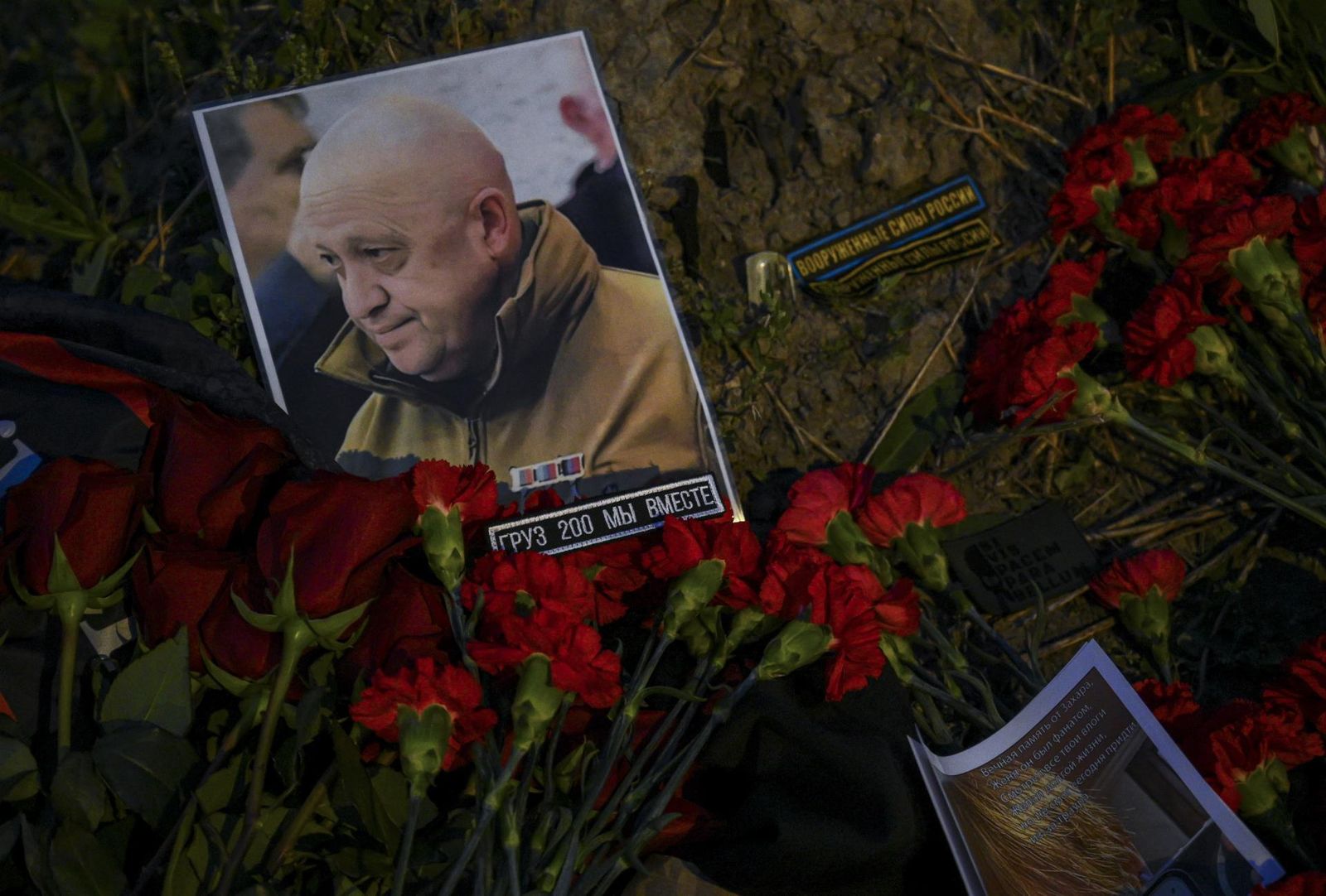 Flores en honor a Yevgueni Prigozhin