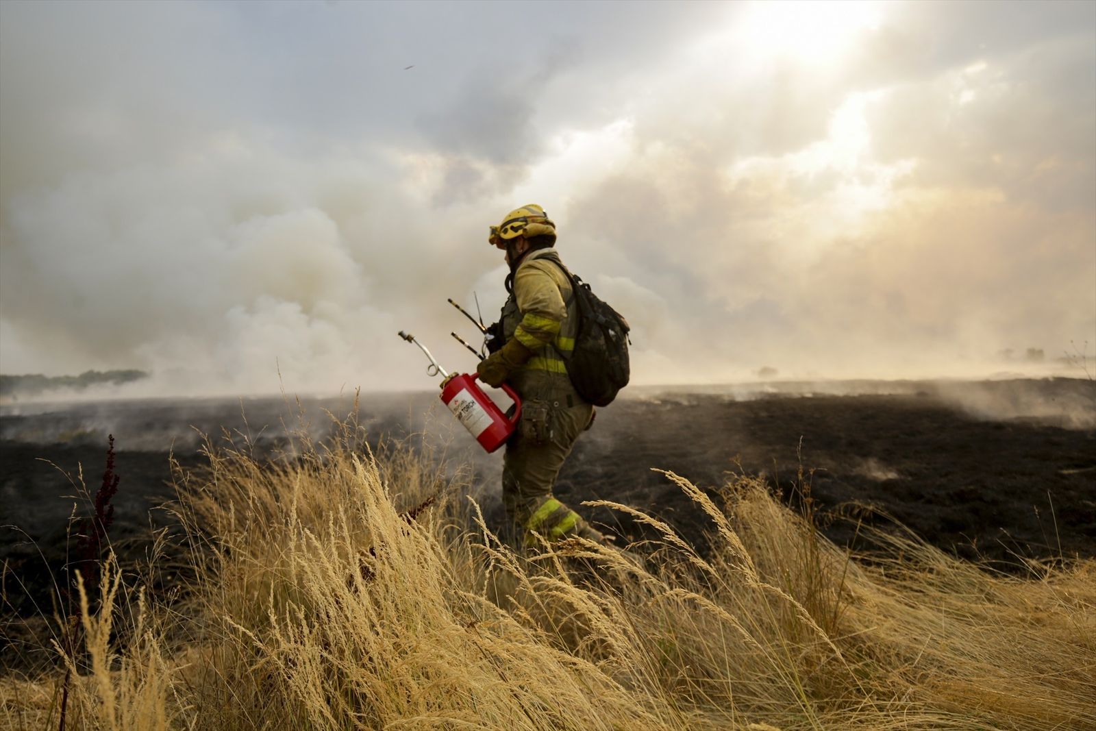 Un bombero trata de extinguir un incendio en Miñambres de la Valduerna (León)