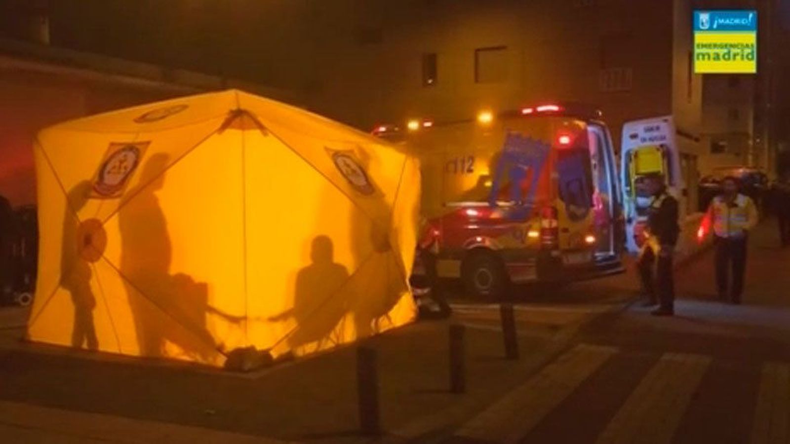 Trece intoxicados leves por humo en un incendio de cables en Villaverde