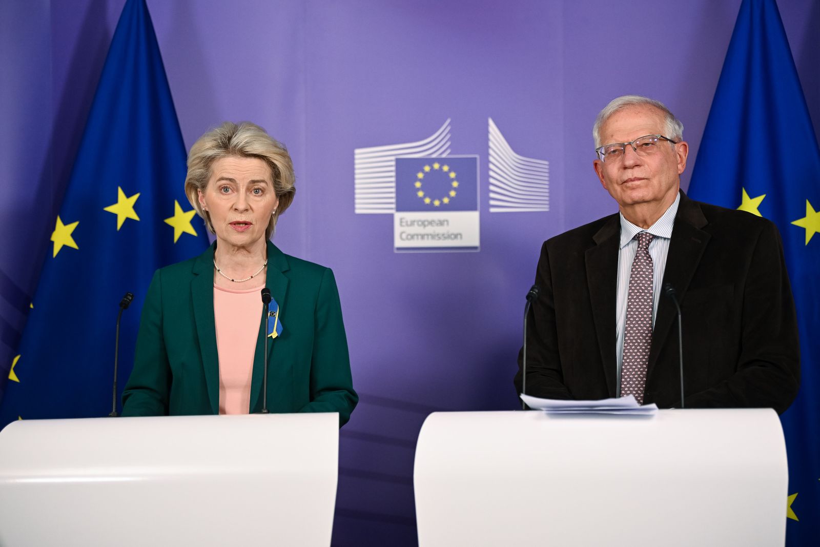 Ursula von der Leyen (L), Presidenta de la Comisión Europea, y Josep Borrell Fontelles, Alto Representante de la Unión para Asuntos Exteriores y Política de Seguridad y Vicepresidente de la Comisión Europea