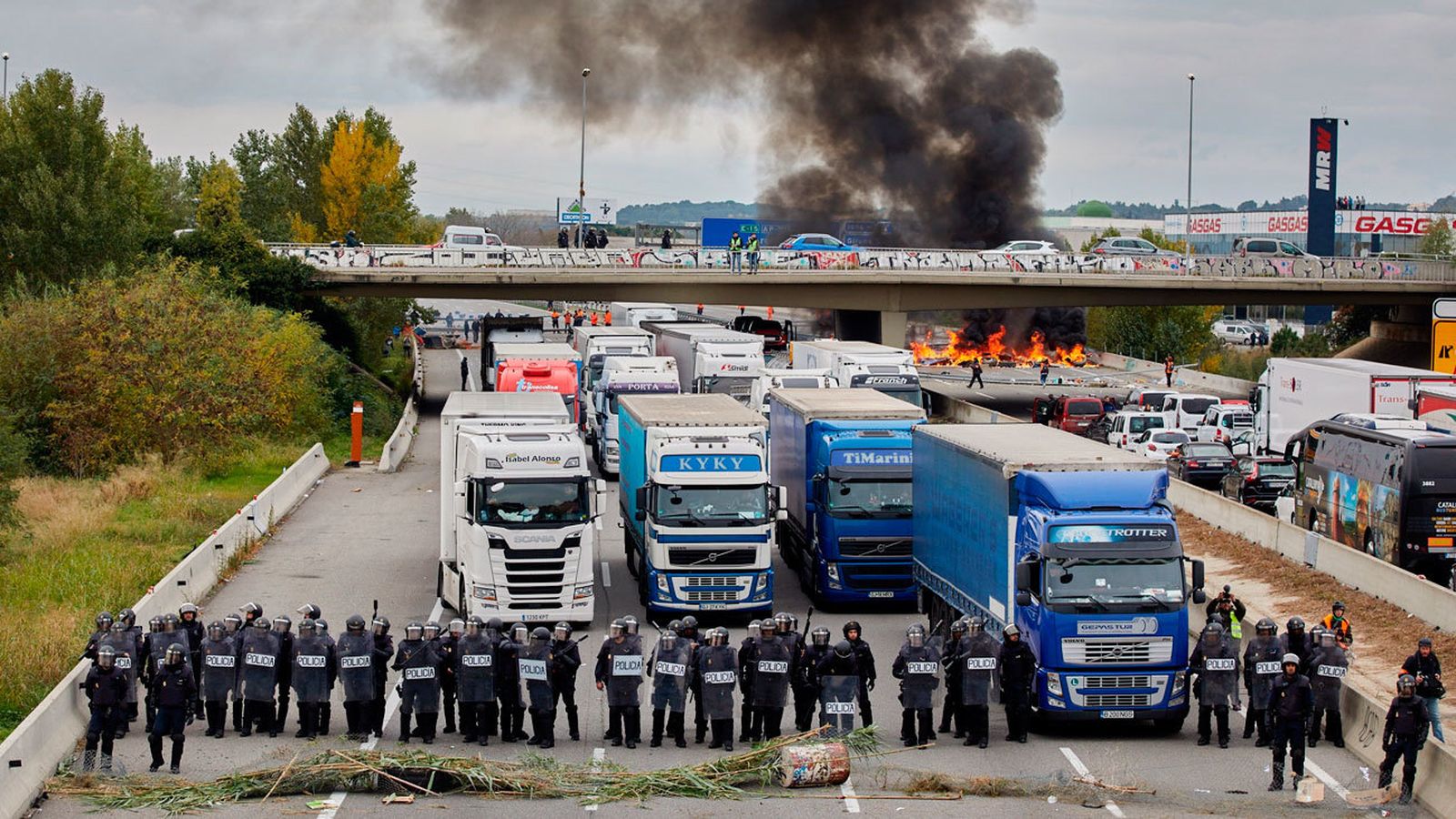 Policías antidisturbios de los Mossos y Policía Nacional logran a los manifestantes independentistas de la autopista AP-7