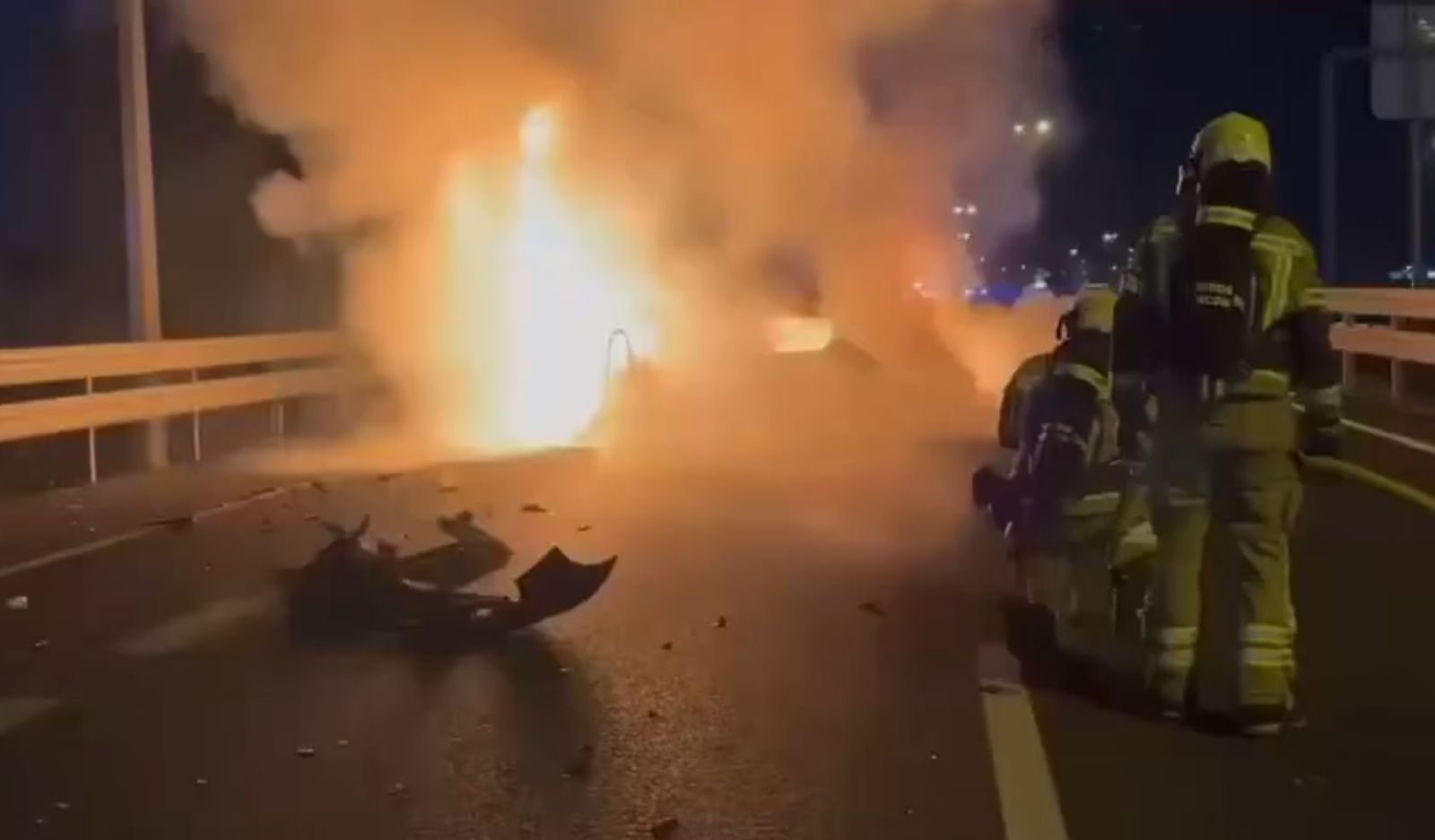 Bomberos de Alcorcón sofocan el incendio de un coche en la M-50