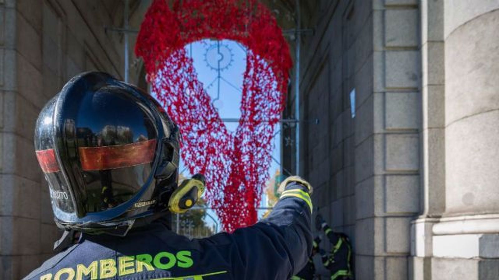 Cogam recuerda a las víctimas del Sida con velas en la Puerta de Alcalá