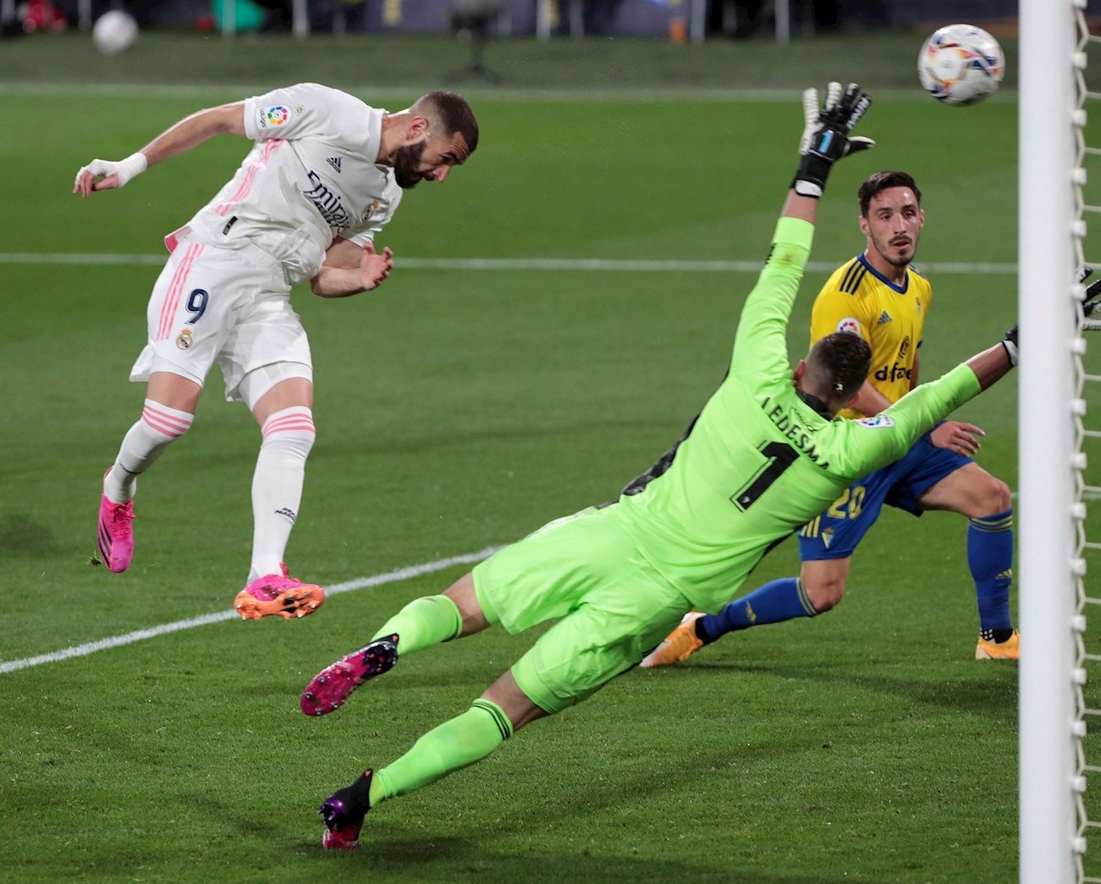 Karim Benzema ante el Cádiz