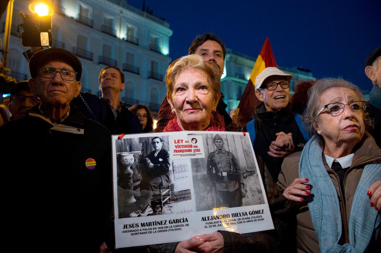Asistentes a la concentración en la Puerta del Sol para celebrar la exhumación de Francisco Franco