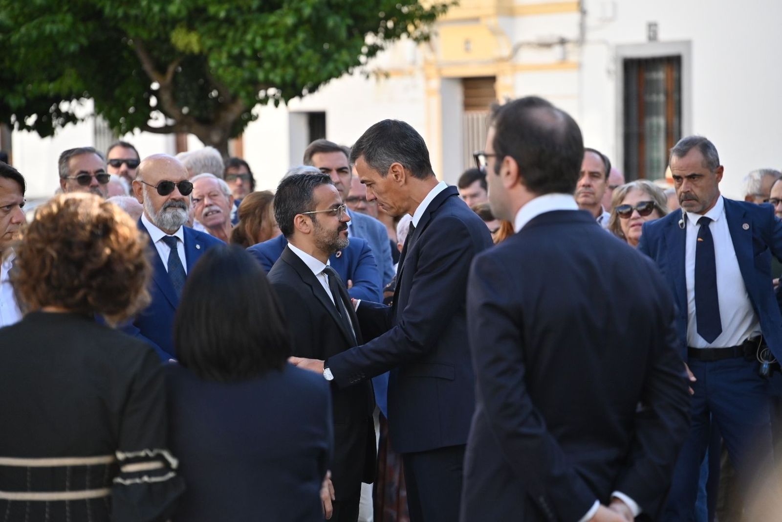 El funeral por Fernández Vara reúne a políticos de todo signo en Olivenza