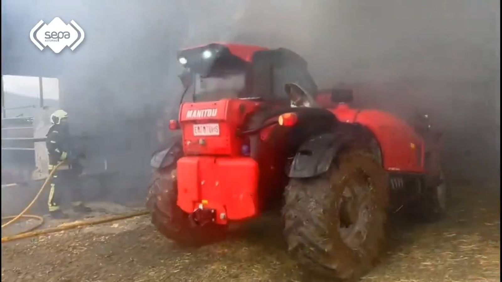 Bomberos extinguen un incendio que ha afectado a una ganadería asturiana