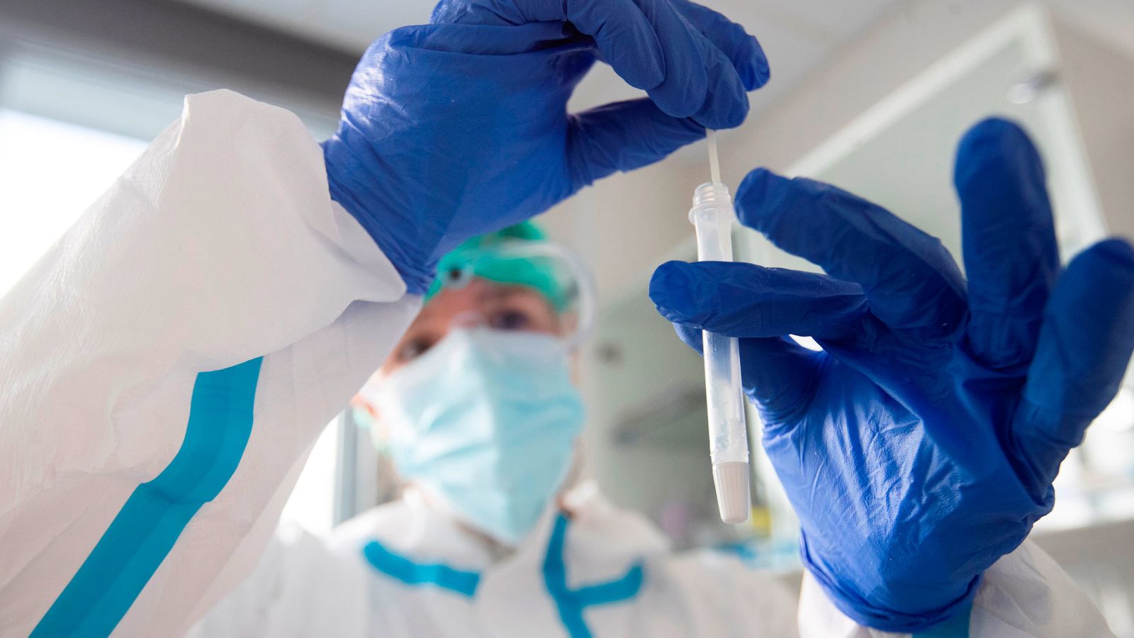 Un sanitario realiza un test de antígenos de la covid-19