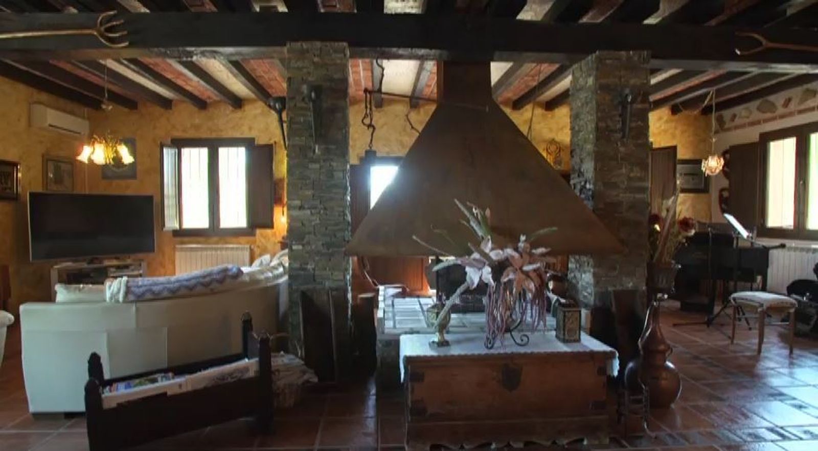Por dentro, se trata de una casa rústica construida a base de piedra y madera.