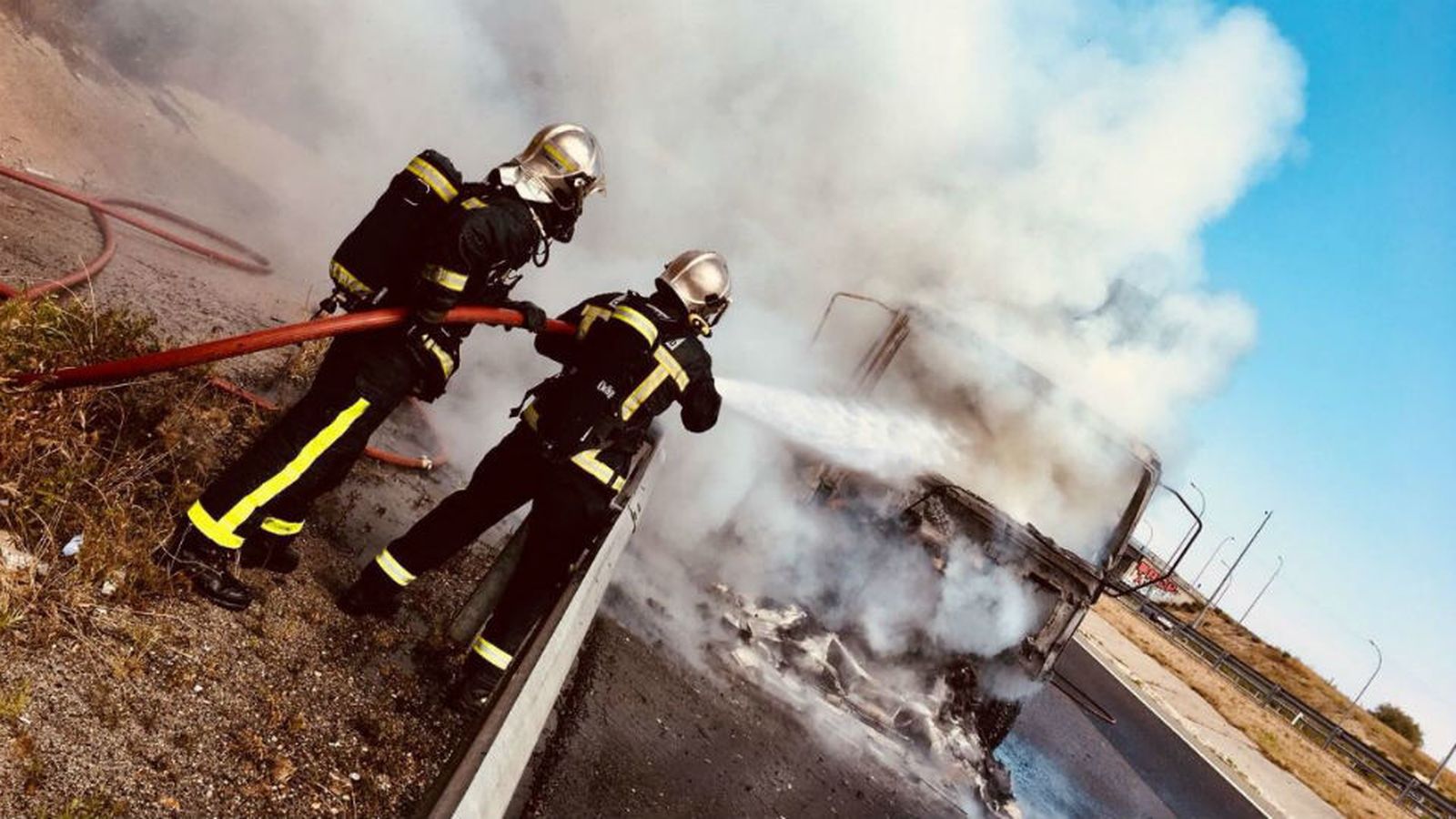 Un camión arde sin heridos en medio de la M-50
