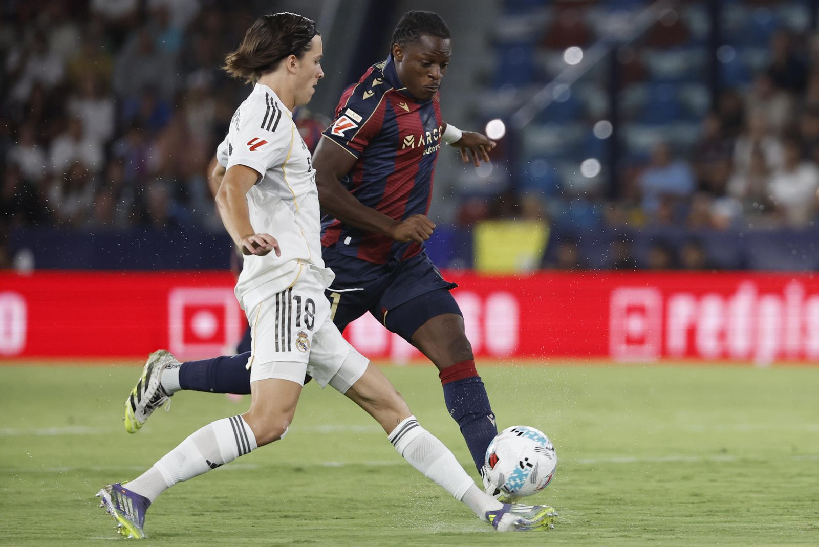 Alvaro Carreras ante el Levante