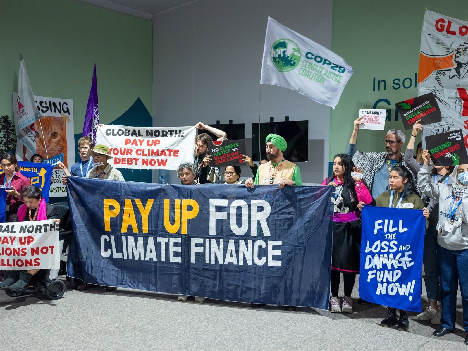 Protesta de activistas climáticos en la COP29