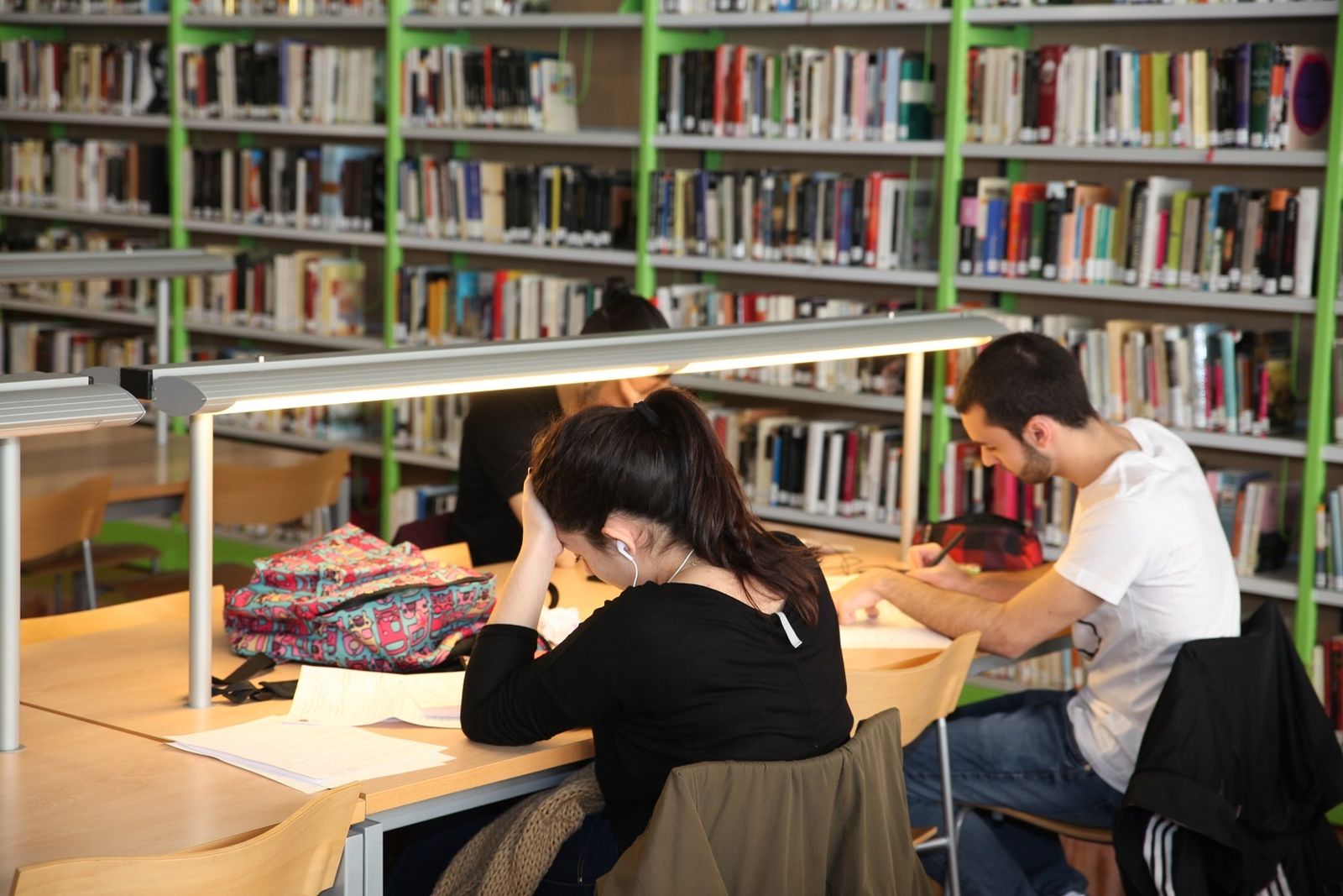 Estudiantes en la biblioteca pública de Loranca, en Fuenlabrada