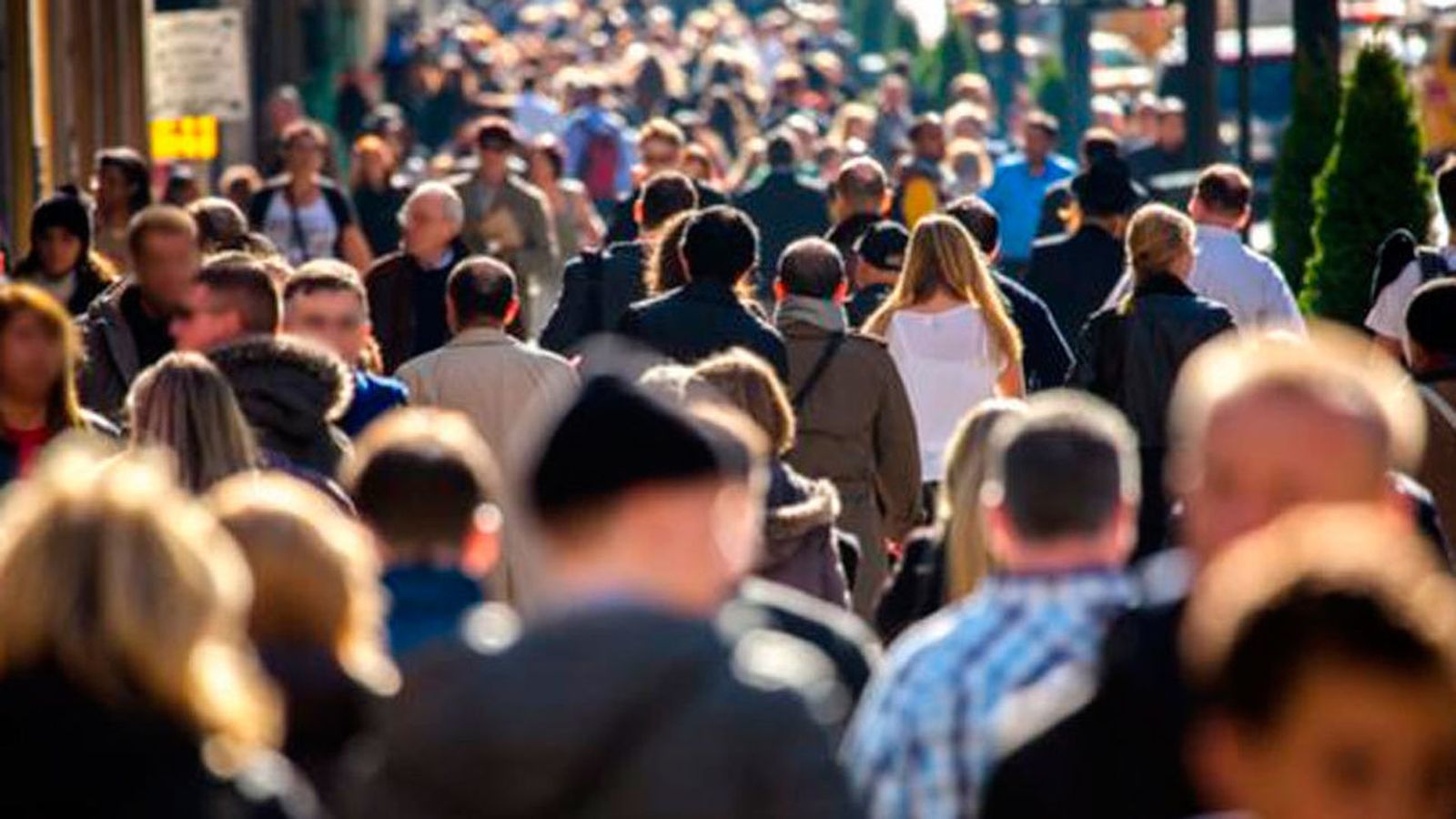 Personas caminan por la calle