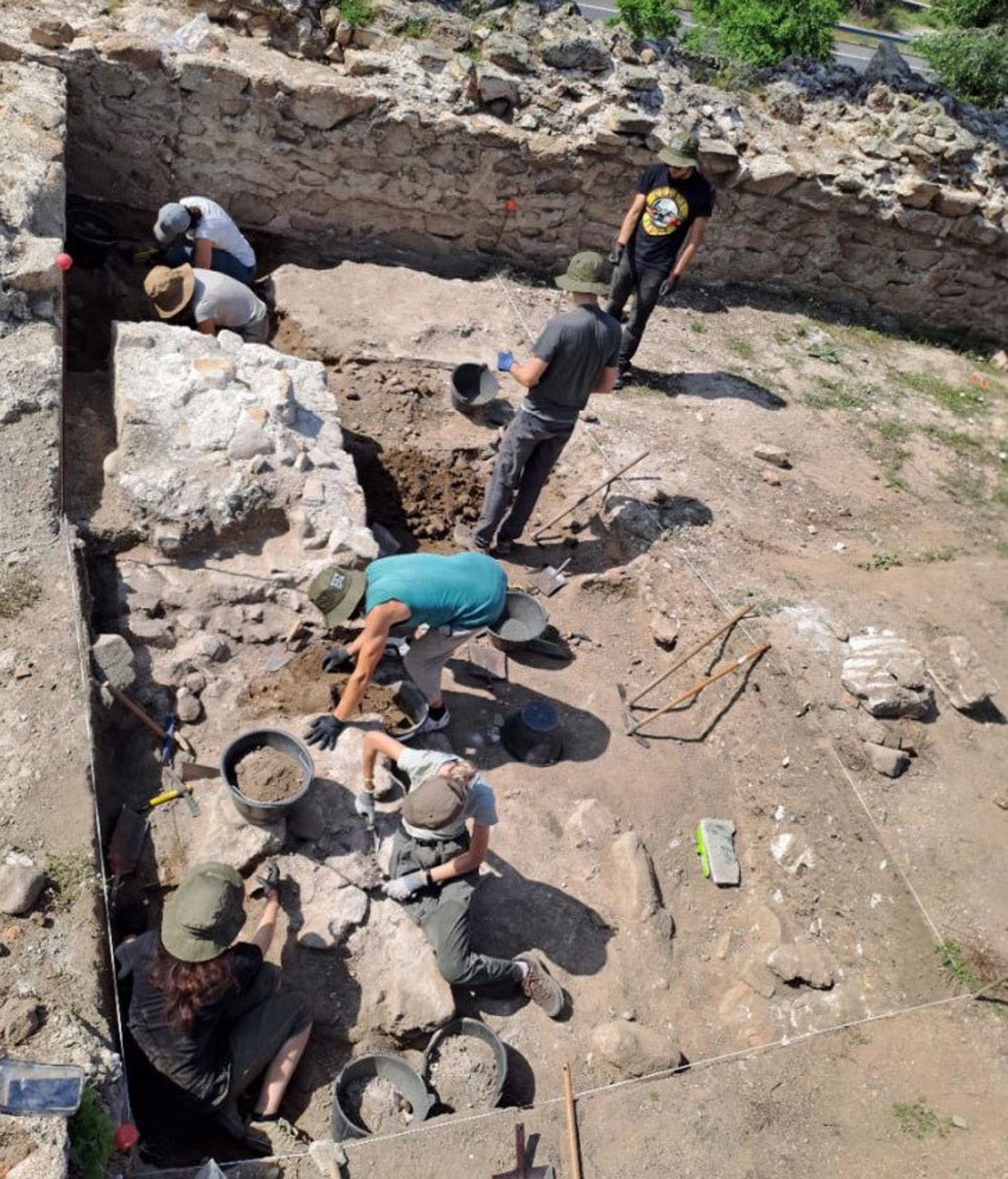 Grupo de personas en la excavación del Castillo Viejo de Manzanares El Real