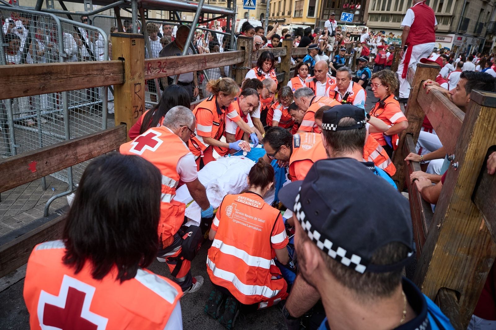 Voluntarios de Cruz Roja atienden a un herido en el octavo y último encierro de San Fermín 2026