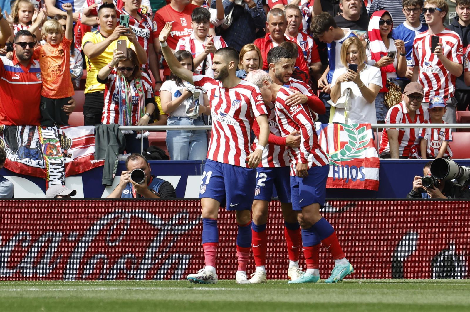 El Atlético asegura ante Osasuna la Champions: 3-0